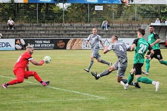 RFC wartet lange auf Entscheidung - Reichenbachs Maurice Lange (Nummer 4) schießt in dieser Szene zur Führung ein. Paolo Süß (dahinter) beobachtet die Situation.