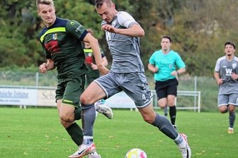 RFC will Serie in der Fremde weiter ausbauen - Unwiderstehlich zieht Anschlusstorschütze Maurice Lange (am Ball) am Laubegaster Jonas Konzok vorbei. Mit fünf Treffern ist er momentan der beste Torschütze der Reichenbacher.