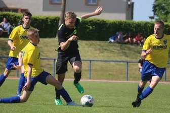 RFC zum Siegen verdammt - Julien Pascal Knappe (am Ball) spitzelt hier beim Gipfeltreffen dem Chemnitzer Kapitän Marcel Richter den Ball vom Fuß.
