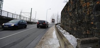 Fußweg an der maroden Mauer in Reichenbach