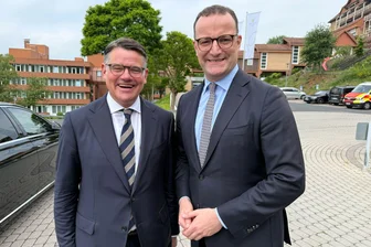 Rhein und Spahn stellen sich demonstrativ hinter Merz - Hessens Ministerpräsident Rhein (CDU, l.) und Unionfraktionschef Spahn stellen sich auf dem Landesparteitag der hessischen CDU hinter Kanzler Merz.