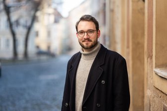 Rheingau Literatur Preis: 111 Flaschen Wein für Rietzschel - "Kraftvolle und wichtige literarische Stimme des Ostens": Der Autor Lukas Rietzschel. (Archivbild)