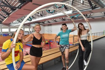 Rhönradfahrerinnen aus Schönerstadt werben beim Oederaner Aktionstag für ihre seltene Sportart - Melanie Heym (2. v. r) leitet die Rhönradabteilung im SV Schönerstadt, lud ein, sich beim Aktionstag in Oederan zu versuchen. Mia, Emely und Lena sind dabei. Die Abteilung ist eine von nur noch vier in ganz Sachsen.