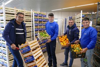 Ribera-Orangen aus Sizilien: Gelenau erlebt Bescherung der ganz besonderen Art - Beim Ausladen und Einräumen der vielen Kisten haben Michele, Nicoló, Benedetto und Eduardo D'Anna (von links) immer viel zu tun.