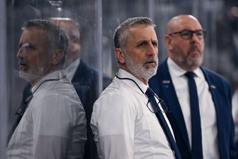 Éric Dubois wird neuer Eisbären-Cheftrainer - Éric Dubois (r) wird erstmals Chefcoach in Deutschlands bester Liga. (Archivbild)