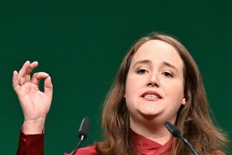 Ricarda Lang erklärt die Wärmepumpe: Kneipenquiz der Chemnitzer Grünen mit Prominenten - Prominentester Gast beim Chemnitzer Kneipenquiz: Ricarda Lang, Ex-Bundesvorsitzende der Grünen.
