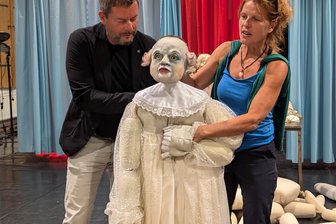 „Richard III.“ am Theater Plauen-Zwickau: Schöner und schneller sterben - Die Berliner Schau- und Puppenspielerin Annegret Geist sowie Regisseur und Intendant des Theaters Plauen-Zwickau, Dirk Löschner, bei der Vorstellung des Konzepts für das Stück "Richard III." auf der Probebühne in Plauen.