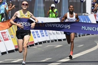 Richard Ringer: Mit fünf Beinen zum Marathon-Gold - Richard Ringer hat nach mehr als 40 Kilometern den Israeli Maru Teferi (r.) noch überspurtet und hechtet als Erster ins Ziel. 