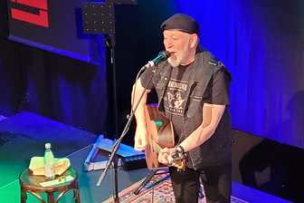 Richard Thompson: Britische Folklegende verzaubert Fans in Lichtentanne - Richard Thompson begeisterte am Donnerstag in der „Barbara“.