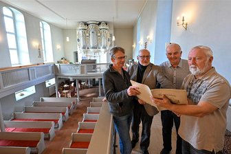 Richard Wagner und Franz Liszt kannten ihn: Warum Neukirchens berühmtester Sohn nach 200 Jahren zurückkehren soll - Neukirchens Pfarrer Daniel Bilz, Hans-Hermann Schmidt vom Convivium Musicum Chemnicense, Axel Otto und Jürgen Beyer vom Heimatverein organisieren ein Gedenkkonzert zum 200. Geburtstag von Komponist Theodor Kirchner.