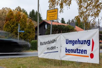 Richardshöhe: Protestplakat gestohlen - Das Protestplakat an der Richardshöhe - hier noch am alten Standort - wurde diese Woche von einem Unbekannten entwendet. 
