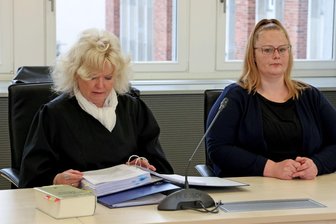 Richter an Fabians Vater gerichtet: "Ich flehe Sie fast an" - Die Mutter des ermordeten Achtjährigen (r) zeigte sich erneut gefasst im Prozess.