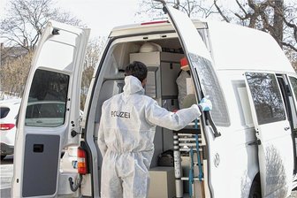 Richter bei der Urteilsverkündung im Axtmord von Syrau: "Szenen wie aus einem Horrorfilm" - Der Mord in Syrau hatte im Frühjahr für Aufsehen gesorgt. Nun ist ein 28-Jähriger zu einer lebenslangen Haftstrafe verurteilt worden.