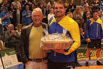 Richter bezwingt Trainingspartner - Ringer des Tages wurde Franz Richter (rechts). Das Präsent überreichte Matthias Stark.