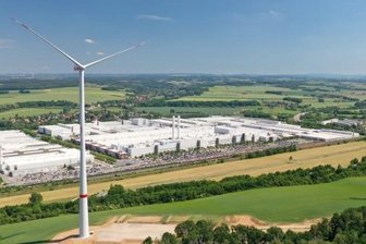 Richter erlauben drei 244 Meter hohe Windräder in Leukersdorf - Juwi-Engagement in Mosel bei Zwickau: Gegenüber dem VW-Werk sind im Frühjahr die beiden Vestas V150 - diese sind auch in Leukersdorf geplant - mit je 5,6 Megawatt Leistung ans Netz gegangen. Zusammen erzeugen sie im Jahr etwa 24 Millionen Kilowattstunden klimafreundlichen Strom. "Das entspricht dem Jahresstromverbrauch von rund 8000 Haushalten", so Juwi-Sprecher Felix Wächter. 