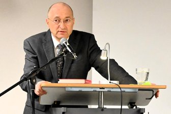 „Richter Gnadenlos“ trifft im Vogtland auf Ex-Straftäter: „Es passiert nicht oft, dass sich jemand für eine Verurteilung bedankt“ - Stephan Zantke hat in Neumark seine beiden Bücher vorgestellt.