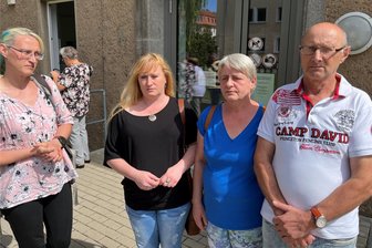 Richter zu tödlichem Unfall nahe dem Freiberger Tierheim: Gleichgültigkeit ist erschreckend - Die Schwestern des Opfers, Constanze (v. l.) und Jenny, sowie ihre Eltern Sylvia und Andreas Silbermann haben am Montag den Prozess um den tödlichen Unfall vom 30. Januar 2023 auf der Straße Münzbachtal nahe dem Freiberger Tierheim verfolgt. Zur Familie gehört noch Bruder Hannes; für ihn wäre die Verhandlung zu viel gewesen.