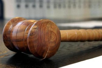 Richterin verurteilt Jugendlichen zu 20 Stunden Lesen - 