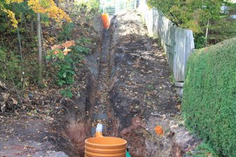 Richters Treppen: Historischer Schulweg zwischen Neukirchen/Pleiße und Crimmitschau wird erst 2026 fertig - Derzeit erfolgen in dem Bereich aufwendige Tiefbauarbeiten der Wasserwerke Zwickau.
