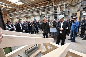 Richtfest am Chemnitzer Garagen-Campus: 3000 Quadratmeter Dach sind fertig - Baubürgermeister Michael Stötzer (vorn links) und CVAG-Chef Jens Maiwald (vorn rechts) schlagen die symbolisch letzten Nägel ein.