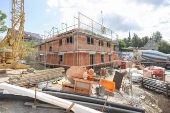 Richtfest am neuen Feuerwehrgerätehaus in Auerswalde - Das neue Feuerwehrgerätehaus wächst in die Höhe. Ende August soll Richtfest gefeiert werden.