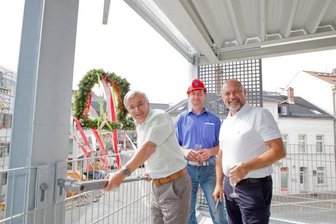 Richtfest am Parkhaus - Landrat Rolf Keil, Bauleiter Frithjof Möckel von der Firma Goldbeck und Projektleiter Klaus Schaarschmidt (v.l.) vom Landratsamt beim Richtfest