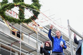 Richtfest an der Grundschule Am Stadion in Oelsnitz - Unterm Richtkranz wurde das Glas auf das neue Gebäude erhoben.