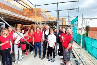 Richtfest an der Krausenstraße: Plauener Wohnungsgenossenschaft baut 18 neue Wohnungen - Richtfest an der Krausenstraße: Die AWG-Wohnungsgenossenschaft baut 18 neue Wohnungen.