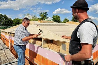 Richtfest an der Turnhalle in Wiederau: Bürgermeister schlägt den Nagel ein - Bürgermeister Johannes Voigt schlug im Beisein von Zimmermannsmeister David Fischer vom Holzbau Fichtner aus Seelitz einen symbolischen Nagel ein.