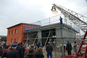 Richtfest: Bau des Krumhermersdorfer Feuerwehrgerätehauses liegt im Zeitplan - Für den Richtspruch stieg Patrick Goth, Mitarbeiter der zuständigen Metallbaufirma, aufs Dach der Fahrzeughalle.