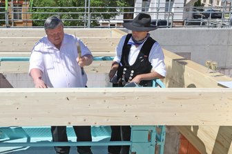 Richtfest für größtes Bauvorhaben in Werdau: Was kommt auf die Mieter zu? - OB Sören Kristensen schlägt im Beisein von Jörg Pfeiffer den letzten Nagel in den Dachstuhl.