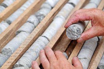 Richtfest für neues Archiv für Bohrkerne in Freiberg - Neues Zuhause für Bohrkerne und Gesteinsproben: In Freiberg entsteht ein zentrales Bohrkern- und Probenarchiv, das im kommenden Jahr übergeben werden soll. Es soll vom Landesamt für Umwelt, Landwirtschaft und Geologie in Kooperation mit der TU Bergakademie Freiberg betrieben werden. (Archivbild)