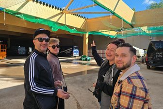Richtfest für neues Edeka-Center in Crimmitschau: Wie Autos künftig zum Buttenplatz kommen - Am künftigen Arbeitsplatz: Karen Awet, Tommy Roger, Anja Schmutzler und Phil Jacob (v. l.).
