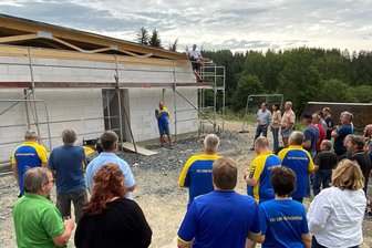 Richtfest für neues Gebäude am Klingenthaler Dürrenbach-Sportplatz - Richtfest am Freitag am Klingenthaler Dürrenbachsportplatz: FSV-Chef Rico Dörfel bei seiner Rede.