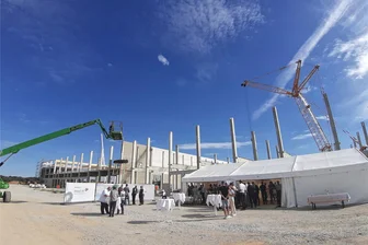 Richtfest für XXL-Logistikzentrum: Zwischen Meerane und Ponitz entsteht eine 20.000 Quadratmeter große Halle - Von der B 93 zu sehen: Das neue Logistikzentrum, für das am Donnerstag das Richtfest gefeiert wurde.