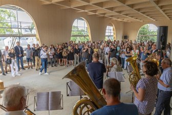 Richtfest in Ellefeld: Kritiker haben für den neuen Mehrzweckbau schon diesen Spitznamen - Viel Interesse beim Richtfest des „H34“ in Ellefeld. Die Eröffnung der Feier im beeindruckend gestalteten Bürgersaal übernahm der Posaunenchor der Landeskirchlichen Gemeinschaft - in dem auch Bürgermeister Jörg Kerber mitspielt.
