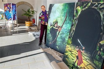 Richtfest in Freiberg, neue Ausstellung in Lichtenwalde: Was bringt die Woche in Mittelsachsen? - Patrizia Meyn, Geschäftsführerin der Schlossbetriebe, beim Ausstllungsaufbau in Schloss Lichtenwalde. 