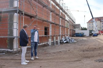 Richtfest in Sicht: Neues Edeka-Center in Crimmitschau wächst zügig - OB André Raphael (l.) lässt sich von Hermann Schröder den Baufortschritt erklären.