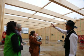 Richtfest mit einjähriger Verspätung: Grünhainichener Turnhalle nimmt Gestalt an - Zimmerermeister Jörg Pfeiffer erläutert Schulleiterin Michaela Schädlich sowie den beiden Lehrerinnen Kornelia Jirschik und Sabrina Emmrich (von links) einige Details zur Halle.