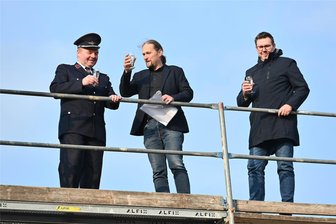 Richtfest ohne Zimmermann: Feuerwehr Lauenhain plant schon den Einzug - Richtfest in Lauenhain: Wehrleiter Henry Schöne, Beigeordneter Holger Müller und Planer Kristian Kreuz (v. l.)