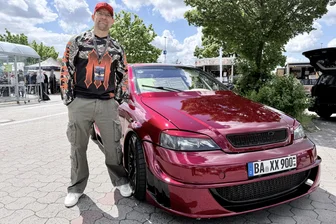„Richtig geile Karren“: Opeltreffen in Chemnitz boomt trotz Bedeutungsverlust der Marke - Stefan Schmalfuß aus Bamberg mit seinem aufwendigen Opel-Astra-Umbau.