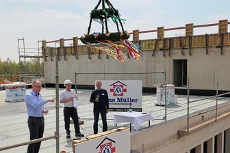 Richtkrone schwebt über dem neuen Gesundheitszentrum in Glauchau - Geschäftsführer Christian Wagner, Polier Lutz Warmuth und Projektleiter Jörg Aischmann (von links) beim Richtfest. 