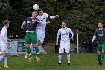 Richtungsweisendes Kellerduell - Daniel Fahrenholz (dunkles Trikot, links) erzielte für Schreiersgrün den Ehrentreffer zum 1:7 bei Fortuna Plauen, David Landmesser (rechts) traf beim 1:6 am ersten Spieltag in Syrau. Nun empfangen die Fronberger als Schlusslicht den Aufsteiger VfB Plauen Nord zum Kellerduell.