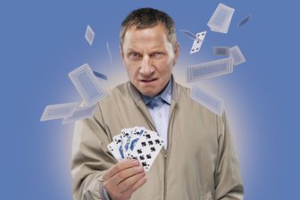 Richy Müller kommt nicht als „Tatort“-Kommissar, sondern als „Rain Man“ auf eine Dresdner Bühne - Richy Müller schlüpft in der Comödie Dresden in die Rolle des Autisten Raymond Babbitt in der Bühnenadaption des Filmklassikers „Rain Man“.