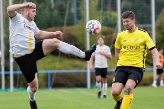 Rico Thomas schießt BSC auf Platz 2 - Weiter im Höhenflug: Die Kicker des BSC Freiberg um Rico Thomas (hier beim 2:1-Heimsieg gegen Kesselsdorf) feierten beim 5:1 in Hartmannsdorf den sechsten Saisonsieg. Der BSC-Spielertrainer rückte mit seinem Dreierpack zudem an die Spitze der Torschützenliste. 