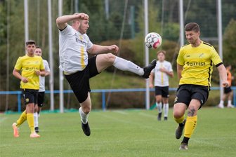 Rico Thomas schießt BSC-Kicker auf Platz 2 und sich an die Spitze der Torjägerliste - Weiter im Höhenflug: Die Kicker des BSC Freiberg um Rico Thomas (hier beim 2:1-Heimsieg gegen Kesselsdorf) feierten beim 5:1 in Hartmannsdorf den sechsten Saisonsieg. Der BSC-Spielertrainer rückte mit seinem Dreierpack zudem an die Spitze der Torschützenliste. 