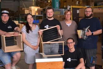 Rico und die Honigfabrik: Dennheritzer legt Blitzstart mit Fachhandel für Imker hin - Rico Dörr (Mitte) mit seinem Team, das von Glauchau aus Imker mit dem benötigten Utensilien ausstattet. 