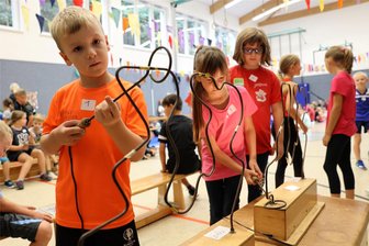 Riesen-Gaudi bei Sportfest an der Grundschule Raschau - Spiele, wie der „heiße Draht“ haben Jacob, Betty und Hannah (v. l.) begeistert. Da war eine ruhige Hand gefragt. Foto: Carsten Wagner