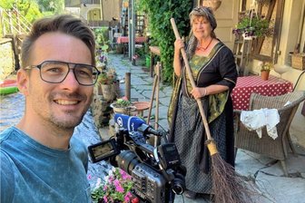 Riesen-Interesse an neuem Plauen-Film: Montag noch eine Vorführung - Für seine Filmchronik hat Martin Reißmann auch "Hexe" Margitta Schier an den Weberhäusern interviewt.