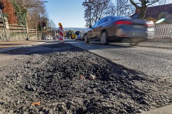 Riesen-Schlaglöcher am Badberg Hohenstein-Ernstthal: Straße wurde gerade erst für den Verkehr freigegeben - Direkt nach der Freigabe der Paul-Greifzu-Straße sind massive Straßenschäden aufgetreten.